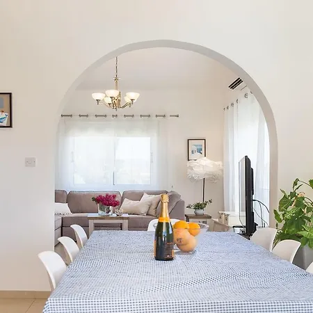Linda Villa Peyia